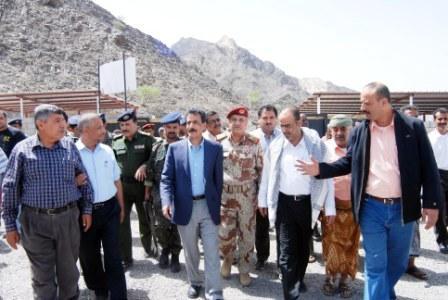 وزيرا الدفاع والداخلية ومحافظ أبين لدى تفقدهم عددا من المشاريع التنموية بأبين أمس